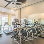 Striking 2Bd - Cdt- Gym, Pool, Parking - Sleep8