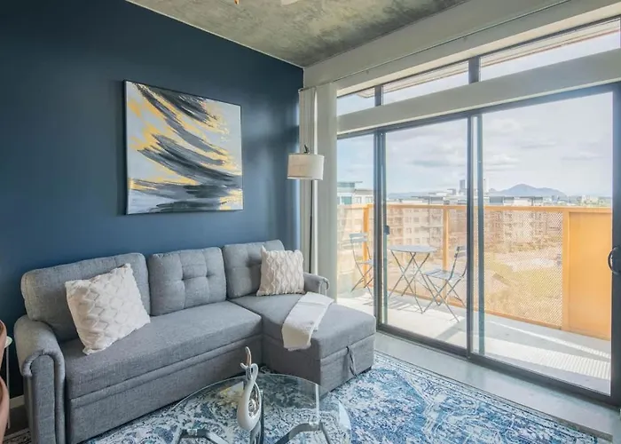Striking 2Bd - Cdt- Gym, Pool, Parking - Sleep8