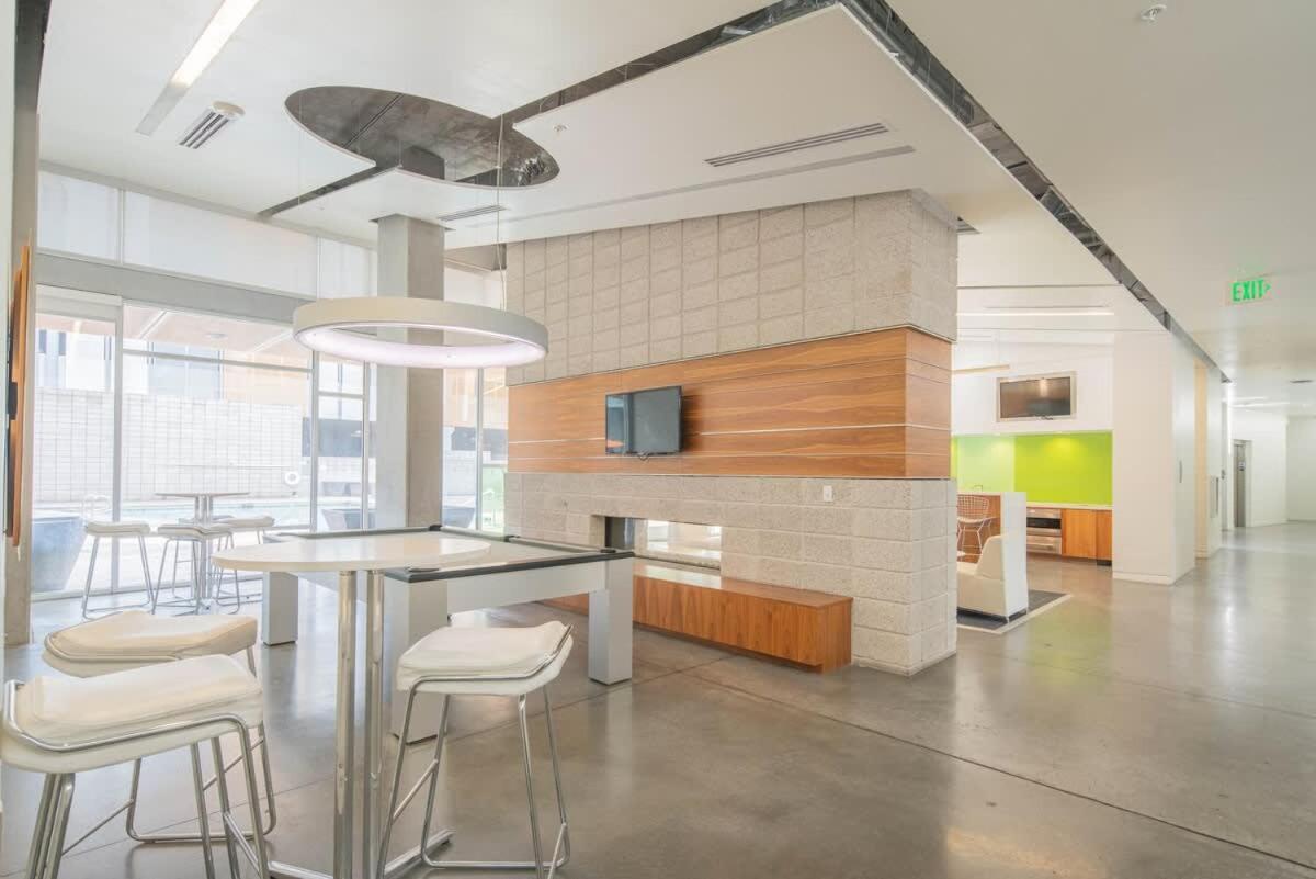 Striking 2bd - Cdt- Gym, Pool, Parking - Sleep8 Apartment