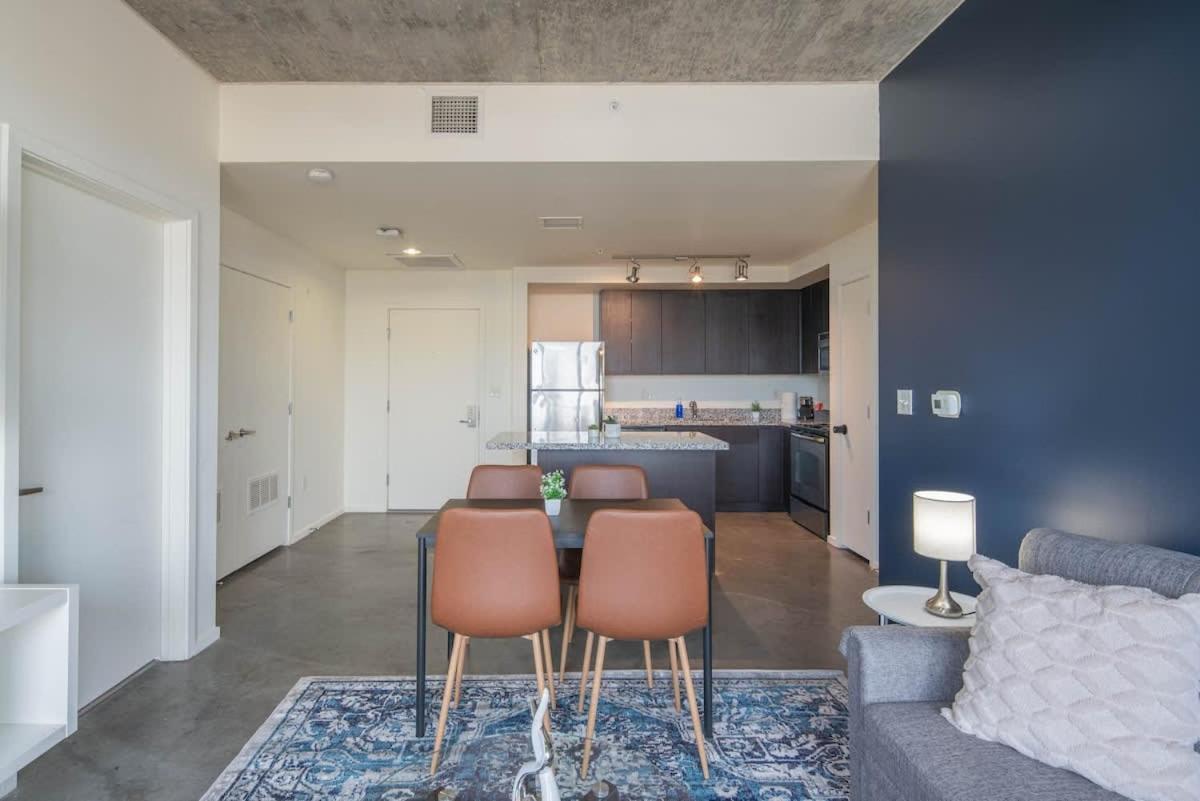 Apartment Striking 2bd - Cdt- Gym, Pool, Parking - Sleep8 *