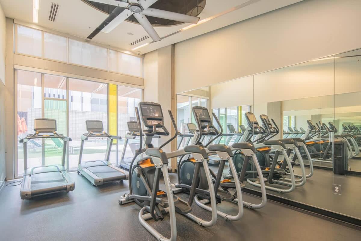 Striking 2bd - Cdt- Gym, Pool, Parking - Sleep8 Apartment Phoenix