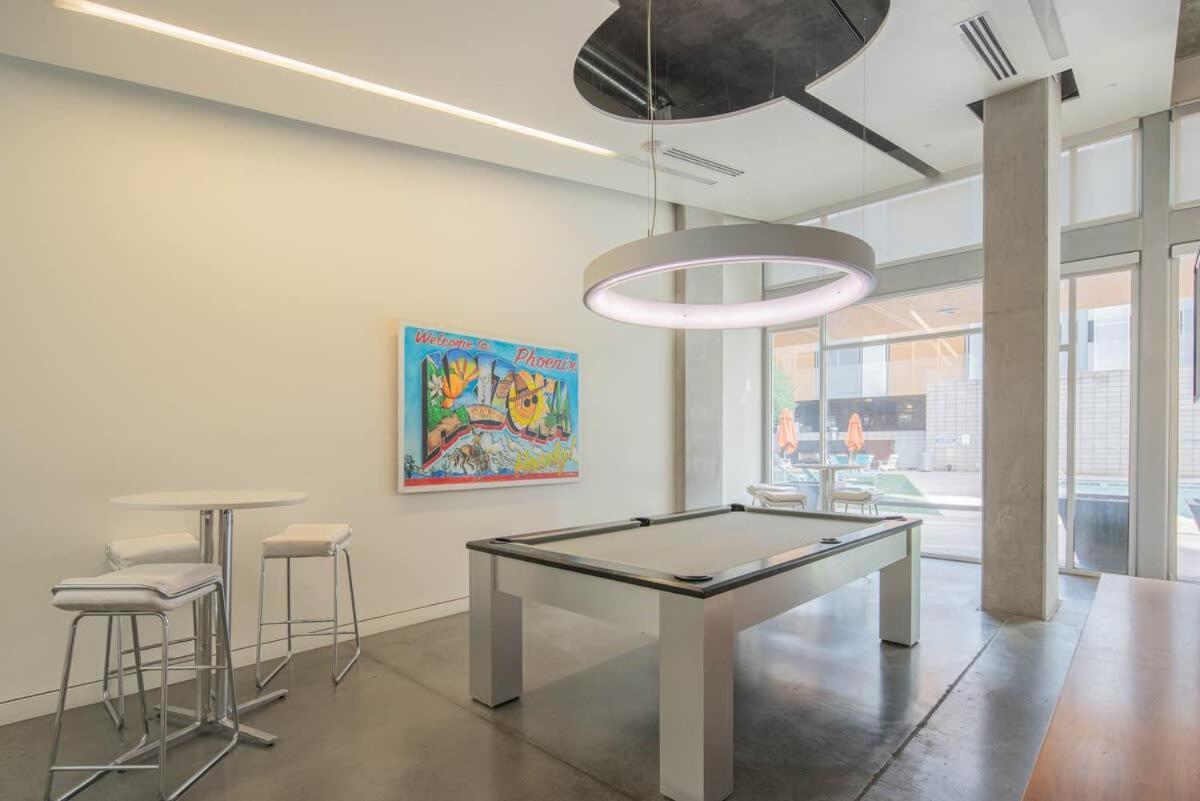 Striking 2bd - Cdt- Gym, Pool, Parking - Sleep8 Apartment