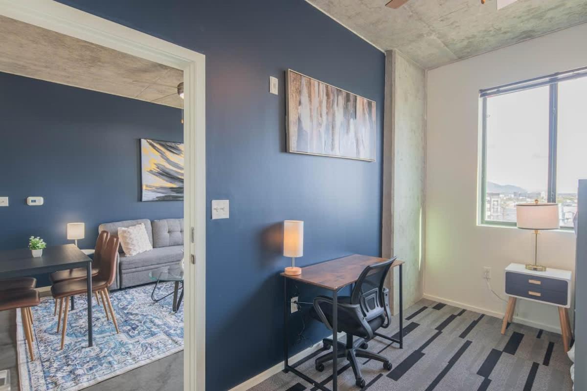 Striking 2bd - Cdt- Gym, Pool, Parking - Sleep8 Apartment Phoenix