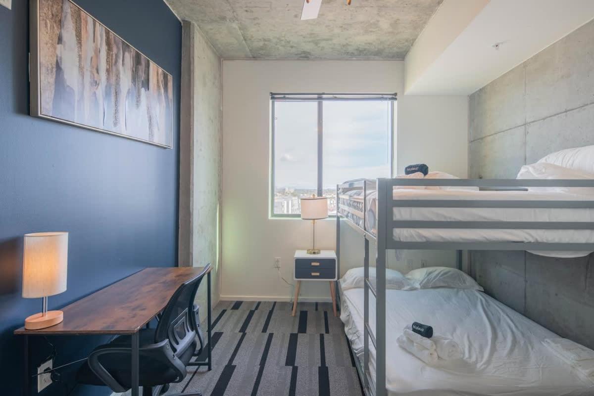 Apartment Striking 2bd - Cdt- Gym, Pool, Parking - Sleep8 Phoenix