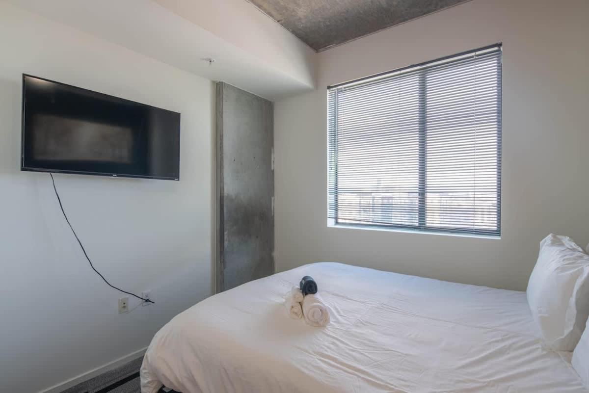 Striking 2bd - Cdt- Gym, Pool, Parking - Sleep8